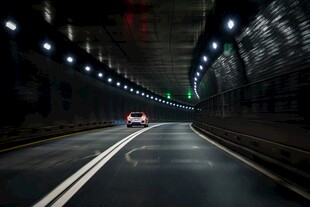 夜间隧道内行驶的车辆