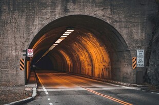 隧道内的光影道路