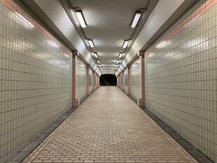 空旷地下通道场景
