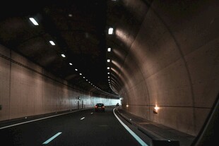 隧道内行车景象