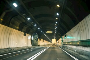 城市地下隧道内部景象