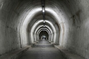 幽深隧道内部景象