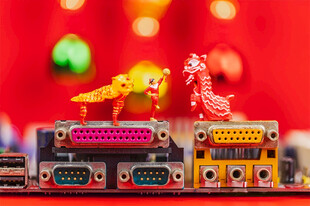 电子设备与吉祥装饰