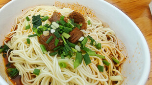 美味葱花牛肉拌面