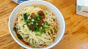 美味葱花牛肉拌面