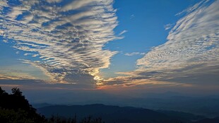 壮丽日出日落晚霞中的天空美景