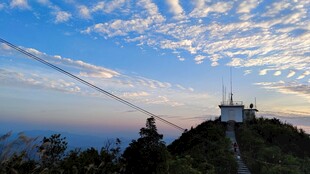 山顶风光与架空线缆景观