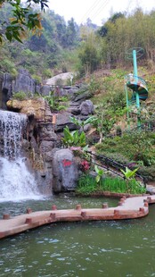 山间瀑布下的宁静水域