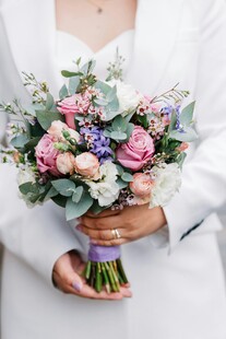 新娘手捧多彩鲜花花束