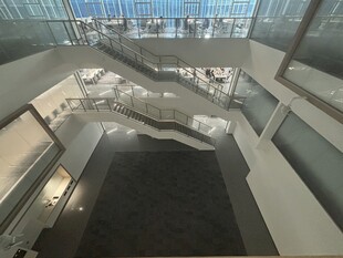 现代建筑内部楼梯景观