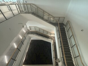 现代建筑内的旋转楼梯