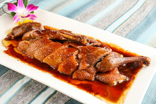 美味卤鸭摆放在精致盘中