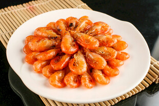 美味油焖大虾摆于盘中