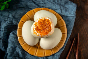 美味咸鸭蛋配馒头