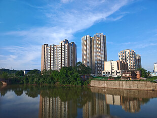 河畔高楼映蓝天美景