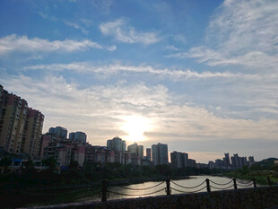 城市河畔日落美景