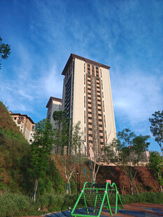 高层住宅旁的户外休闲场景