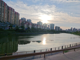 河畔城市风光