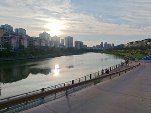 河畔城市风光
