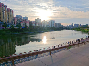 河畔城市风光