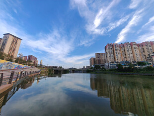 河畔城市风光