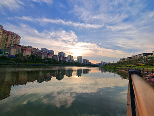 河畔城市风光