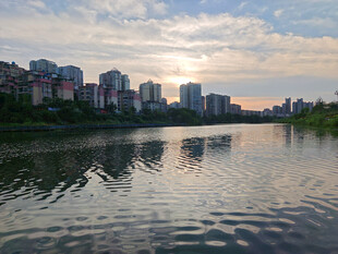 河畔城市黄昏美景