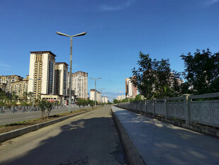 城市空旷道路与周边建筑