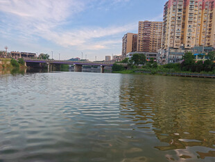 河畔城市风光