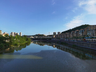 河畔城市风光美景