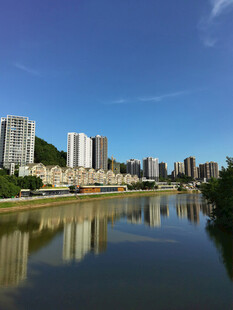 河畔城市风光