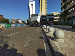 城市街道旁的现代建筑景观