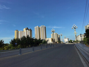 城市道路旁的高楼景观