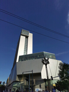 现代风格高楼建筑外观