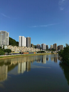 河畔高楼映蓝天美景