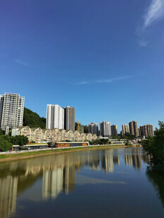 河畔高楼映蓝天美景