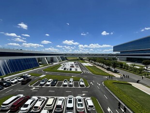 现代化园区停车场全景