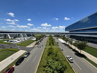 城市宽阔道路与现代建筑景观