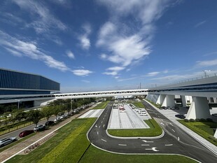 现代化机场周边景观