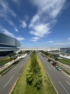 城市宽阔道路与蓝天白云