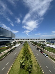 城市宽阔道路与蓝天白云