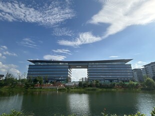 湖畔现代建筑景观