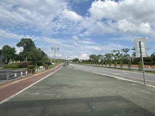 宽阔道路与蓝天白云景观