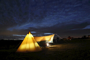 夜幕下的野外露营帐篷