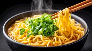 热气腾腾的美味葱花拌面