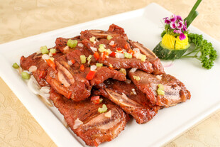 美味红烧排骨摆盘精致