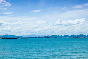 碧海蓝天中的海上风光