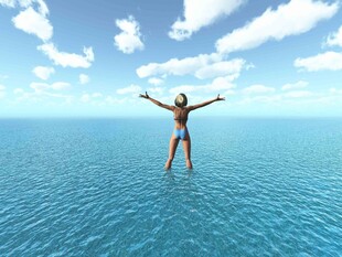 拥抱广阔海洋的自由身影