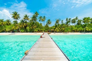 热带海岛木栈道海景风光