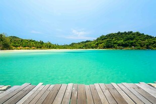 海边木栈道的迷人风光